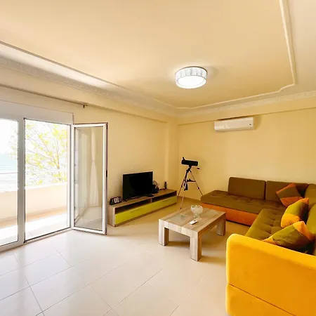 Front Terrace דירה *