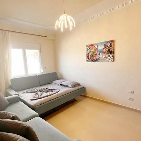 Front Terrace דירה *