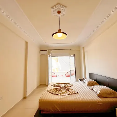 Front Terrace דירה *