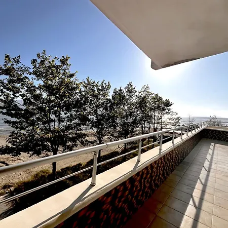Front Terrace דירה *