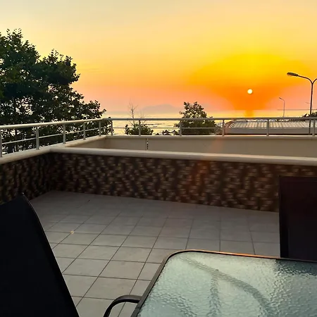 Front Terrace דירה